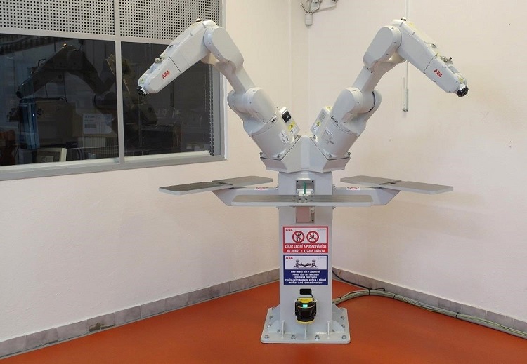 Obr. 3 Pracoviště s dvojicí robotů IRB 1200